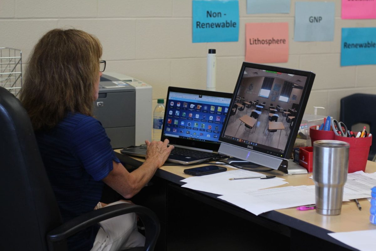 Social+studies+teacher+Ruth+Kimmel+adjusts+to+working+with+her+students+remotely.
