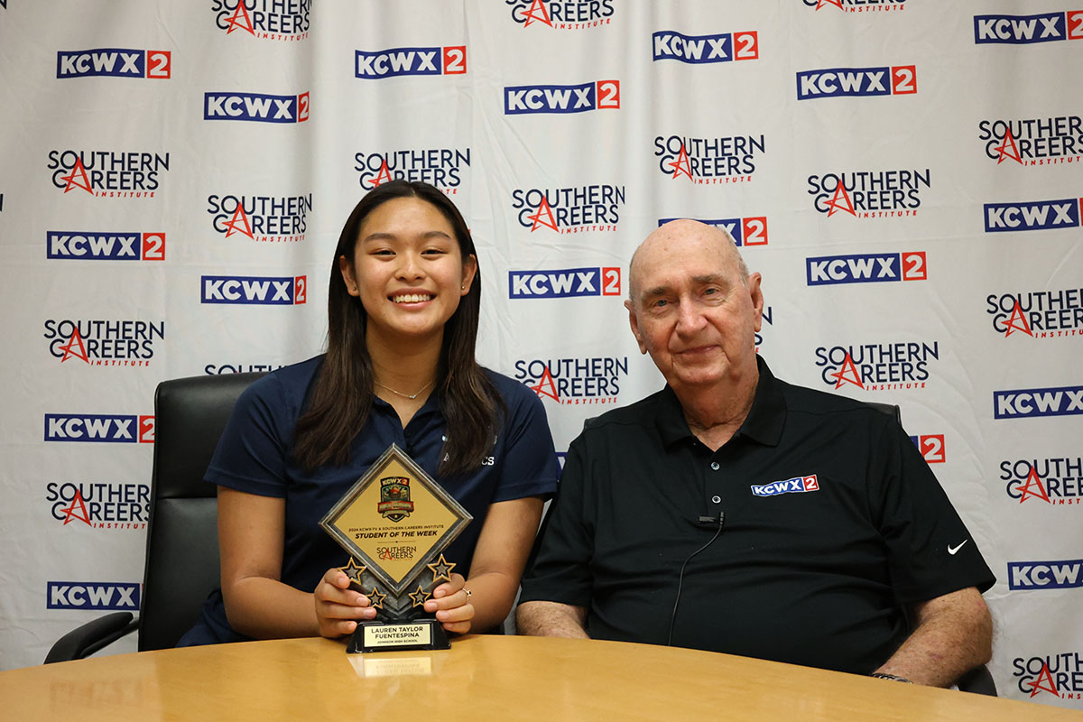 Taylor Fuentespina receives Southern Career's Student of the Week Award.